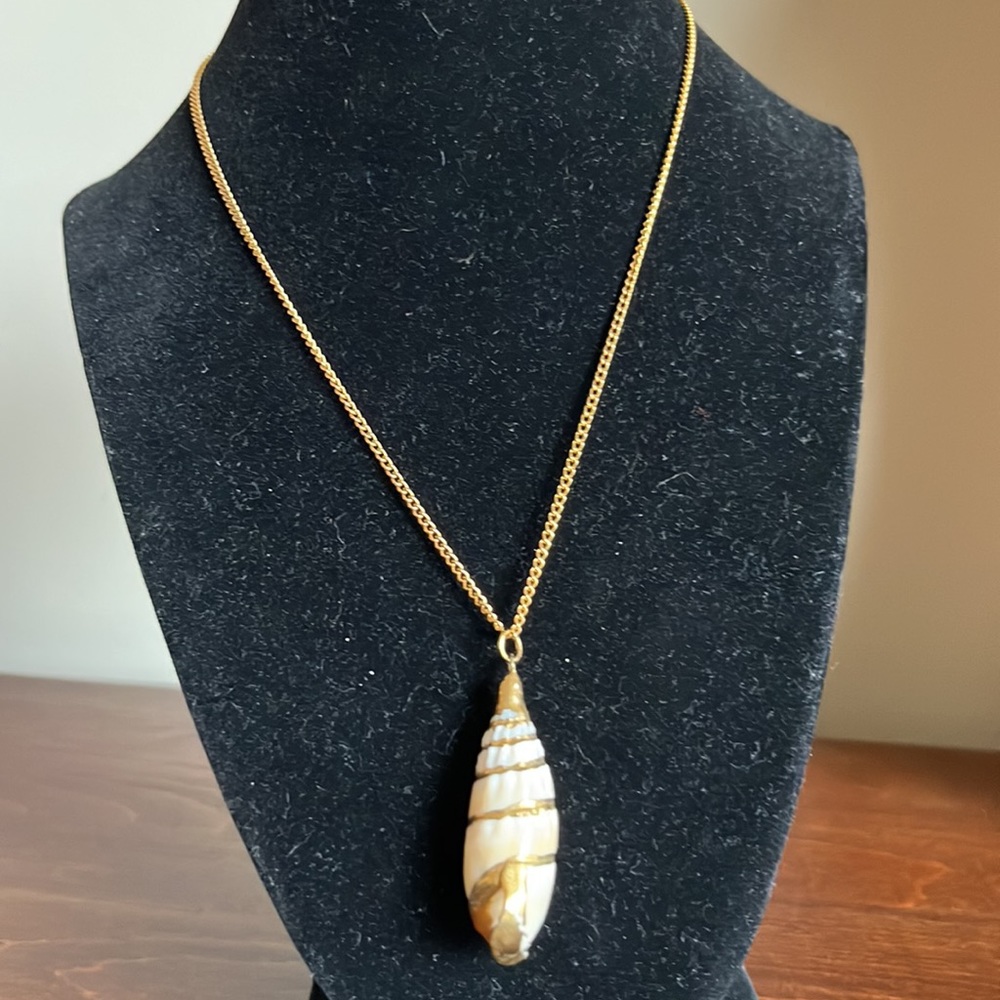 Seashell Necklace with Goldtone 16” Chain NWOT